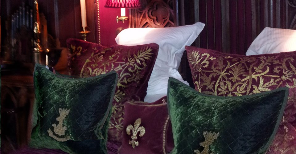 The-Witchery-gay-friendly-hotel-Edinburgh-Scotland-rectory-bed-cushions-Review-by-Les-Deux-Messieurs-the-ultimate-UIK-travel-guide-for-discerning-gay-travellers