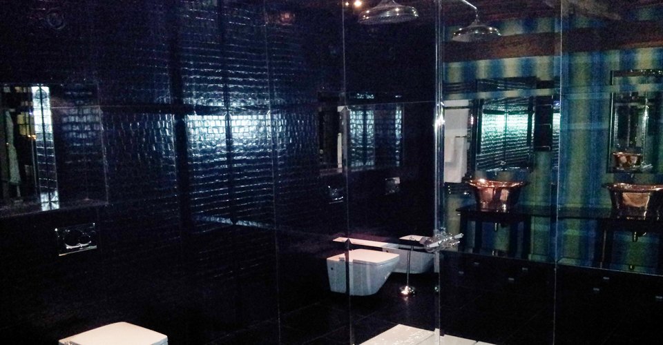 the-crazy-bear-beaconsfield-review-by-les-deux-messieurs-bathroom