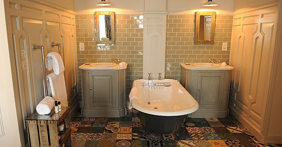 The-Pig-in-the-wall-luxury-gay-friendly-hotel-southampton-foodie-hotel-les-deux-messieurs-luxury-gay-travel-uk-luxury-gay-hotel-uk-spacious-bathroom