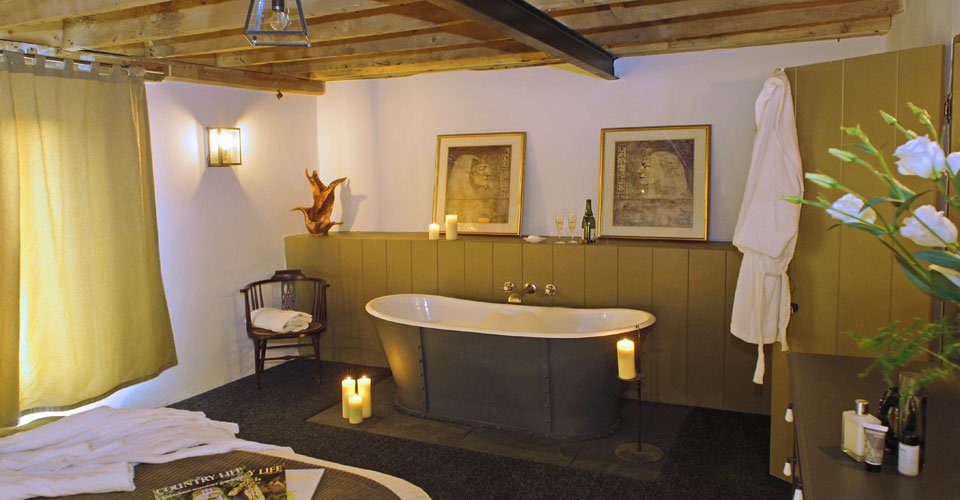 Rydon-Cottage-luxury-self-catering-devon-review-holidays-gay-devon-bedroom-bath---les-deux-messieurs-luxury-gay-vacation-uk