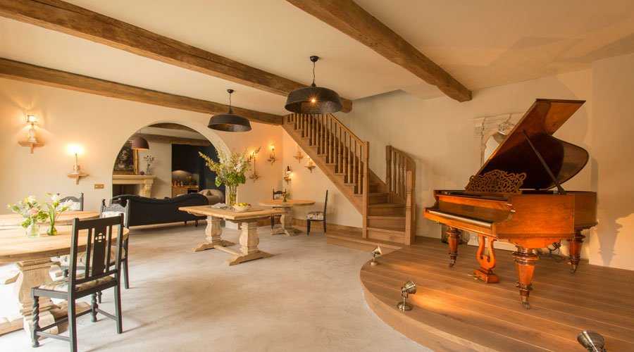 Grand-piano-and-stairs-at-Hannah's-B&B-review-gay-friendly-hotel-Winchester-via-les-Deux-Messieurs
