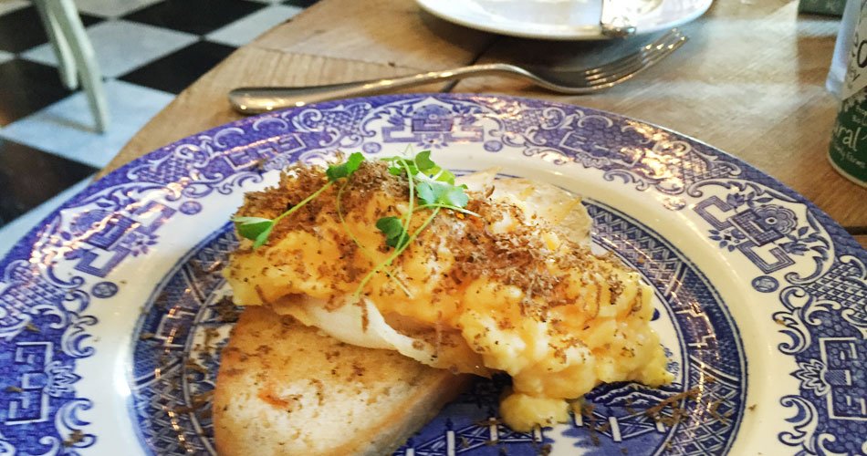scrambled-egg-breakfast-at-glazebrook-house