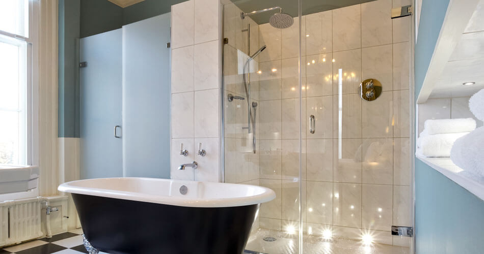 bathroom-at-gay-friend-hotel-cheltenham-queens-hotel-by-sofitel-review-deux-messieurs-craig-revel-horwood